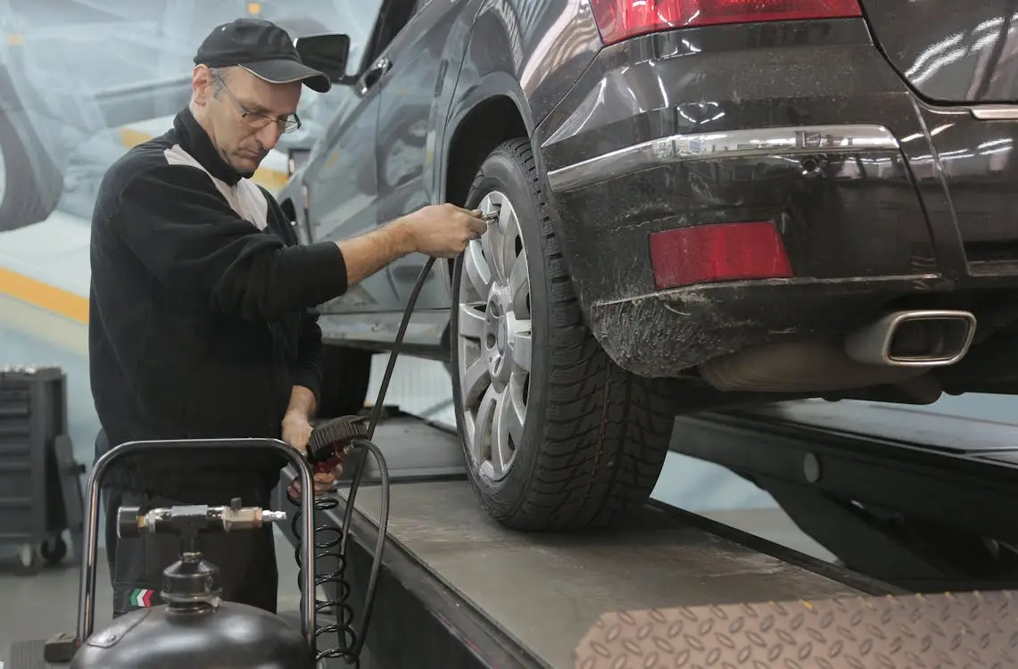 Mobile mechanic changing tyre in Reading