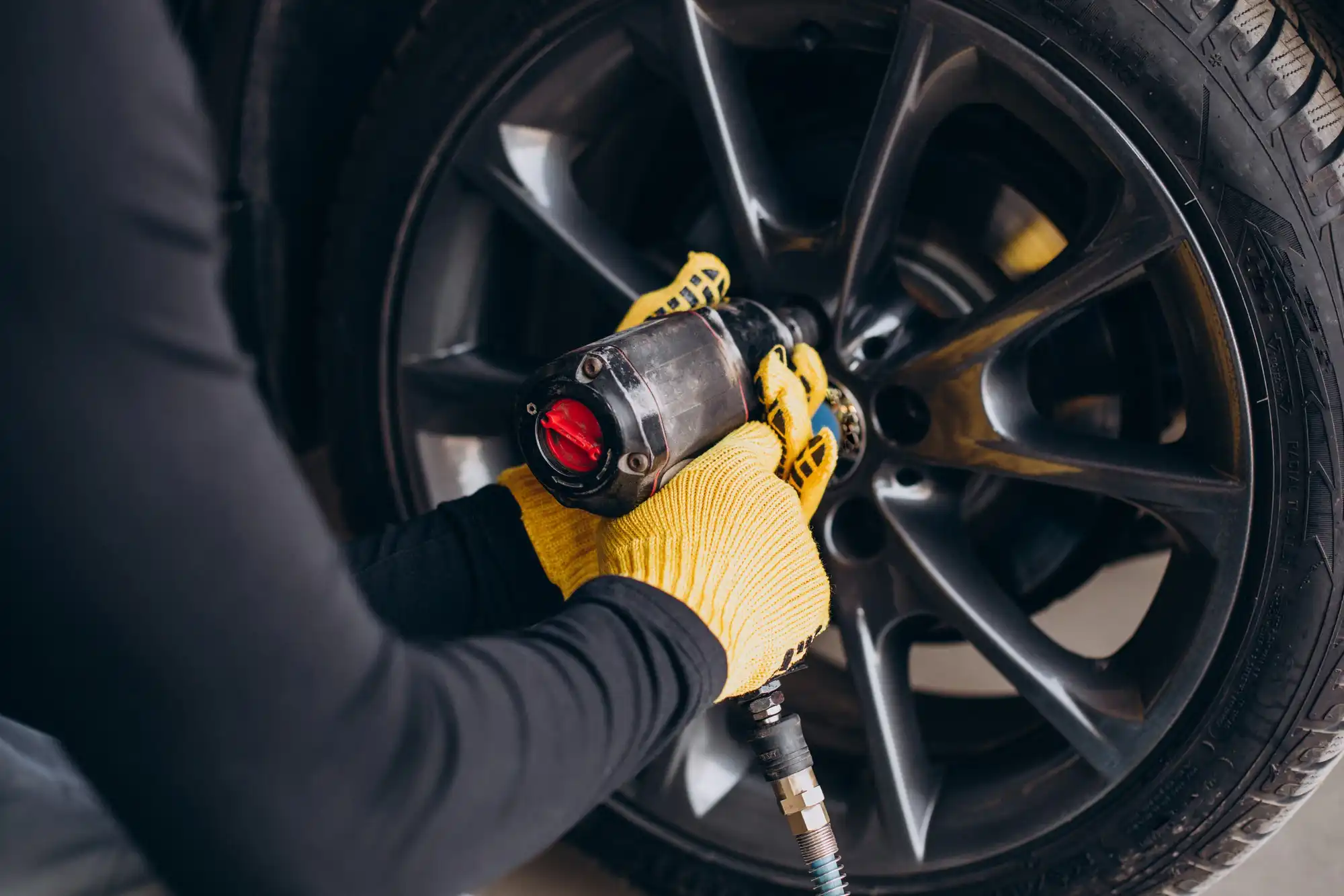 Wheel nut tightening during tyre fitting