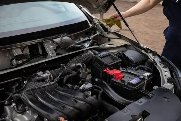 A professional technician from CarsBreakdown arriving at a driver's location in Reading to provide mobile car battery replacement service.