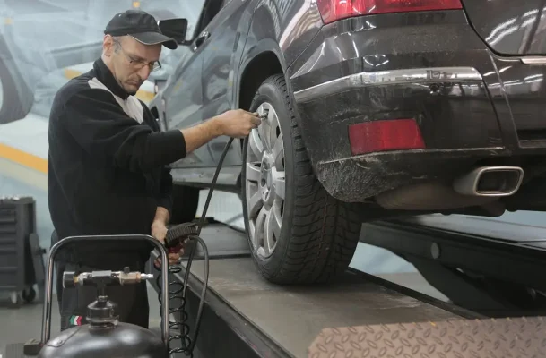 Mobile mechanic changing tyre in Reading